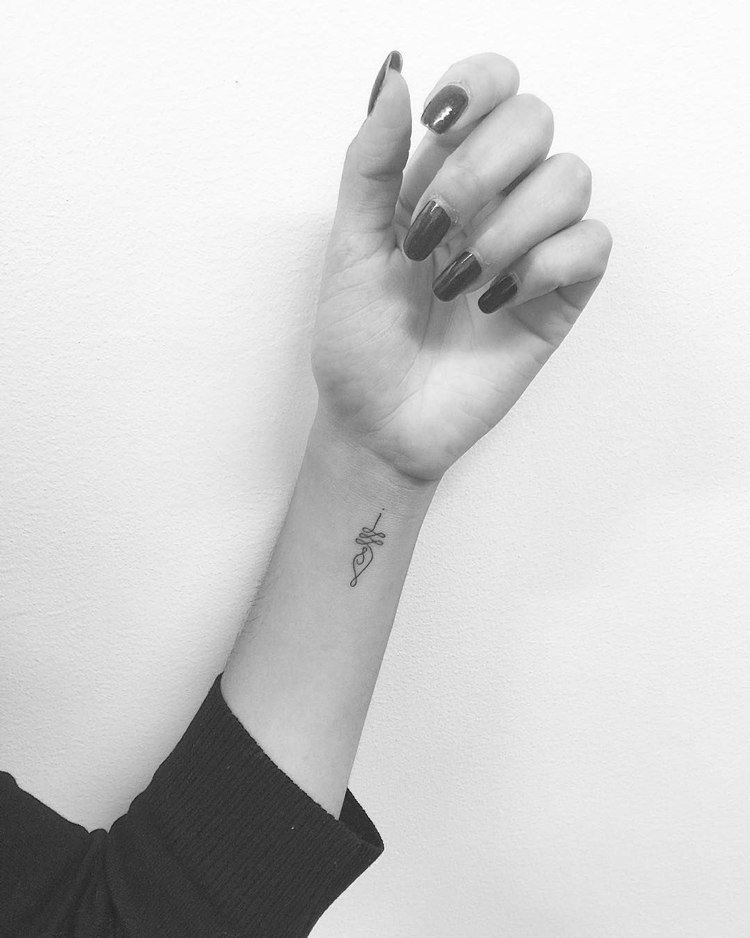 Unalome tatuering liten handled kvinna