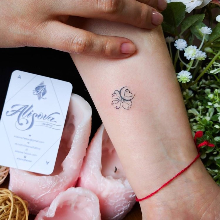 Tatuering handled liten blomma halvmåne hjärta