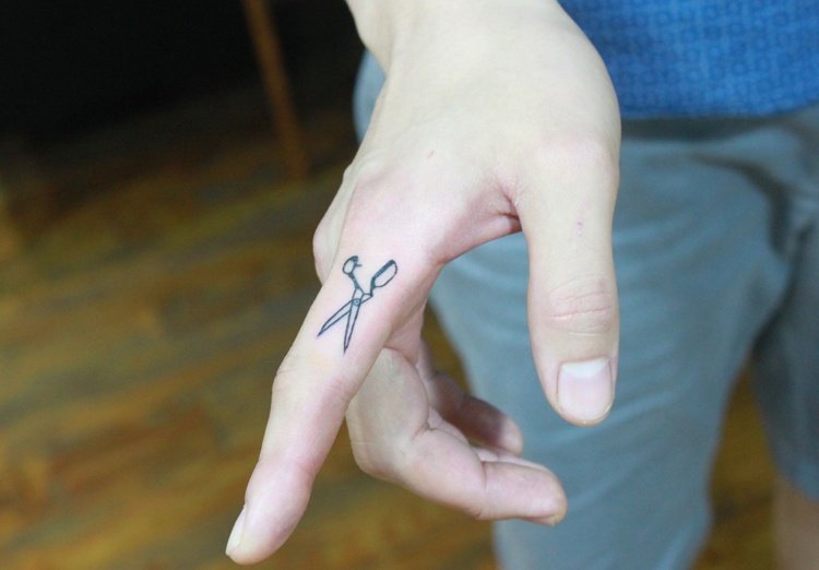 Mini tatuering finger sax pekfinger man