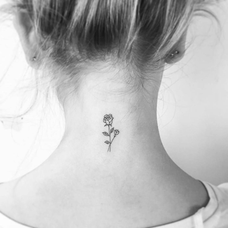 små tatueringsrosor på kvinnans hals