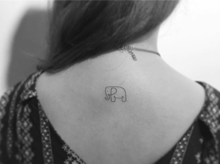 liten tatuering elefant nacke tillbaka kvinna