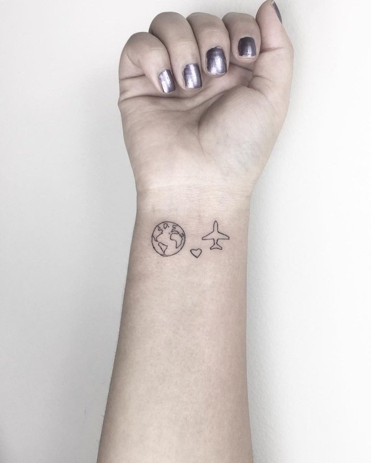 små tatueringar globus flygplan hjärta handled kvinna