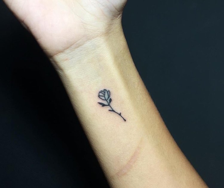 Handleds tatuering kvinna steg liten svart och vitt