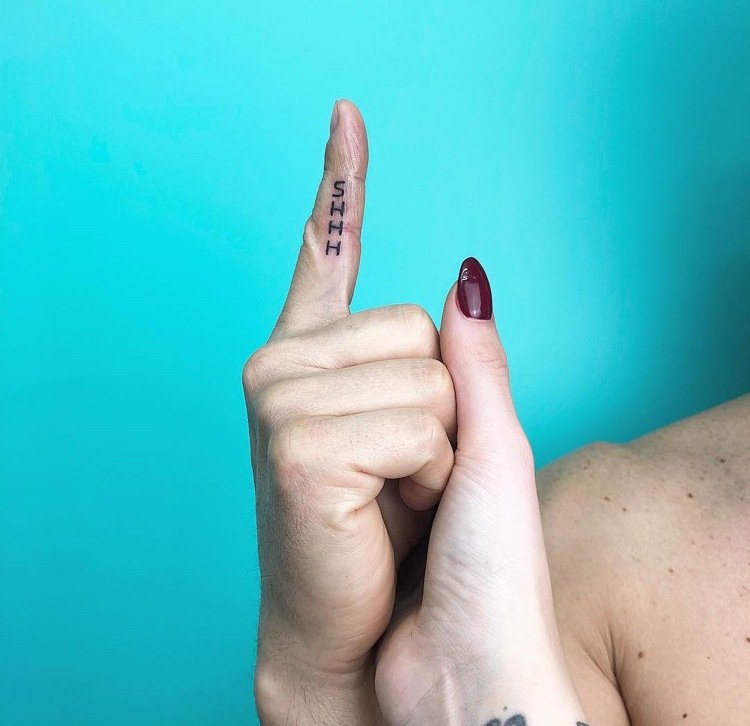 Finger tatuering bokstäver Shhh man