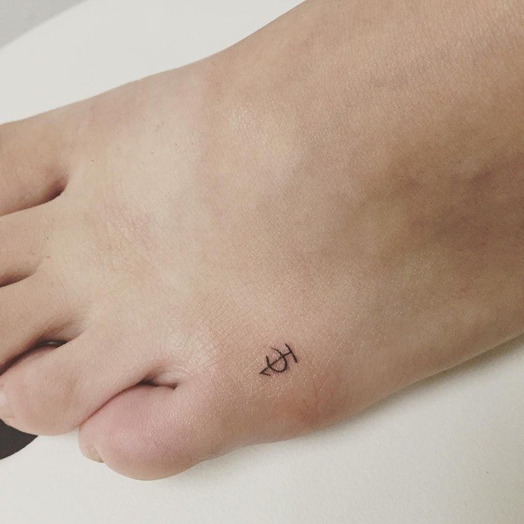 Fi mini tatuering fot grekisk symbol