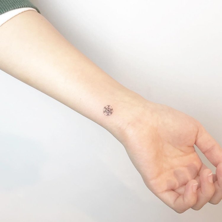 Mini tatuering snöflinga handled kvinna