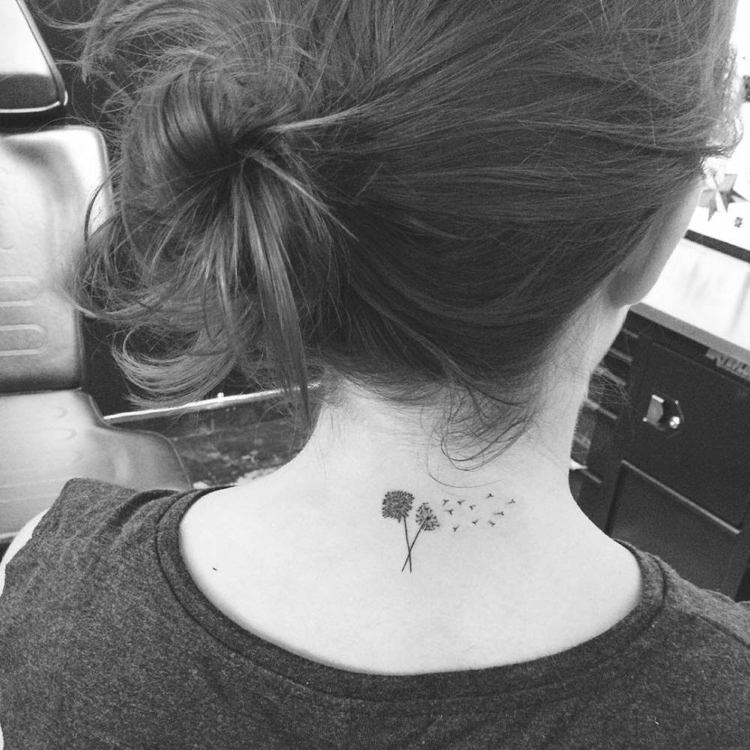 Mini tatuering maskros hals kvinna mening