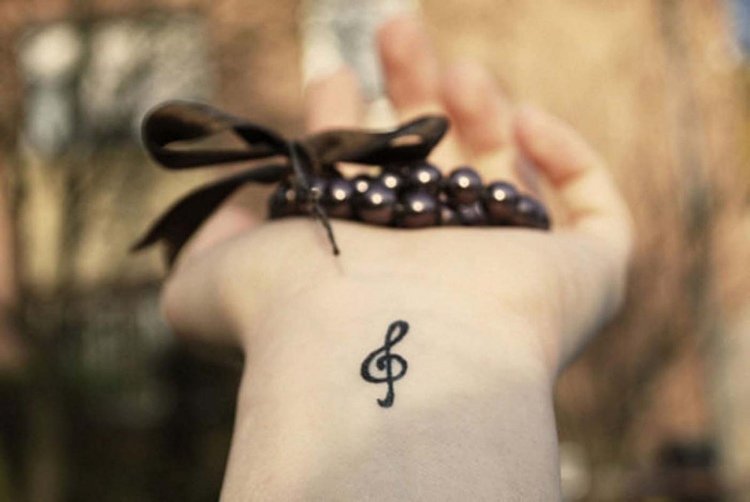 Handleds tatuering nyckel musik kärlek