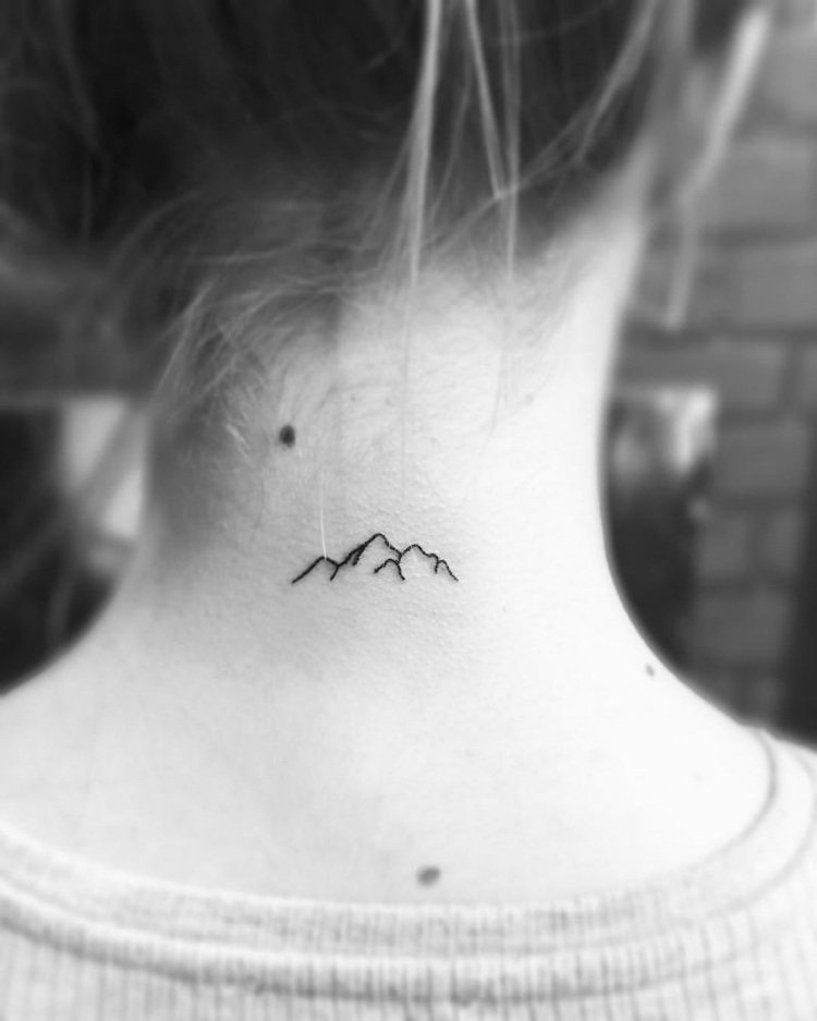 Mini tatuering halsen berg linjer kvinna