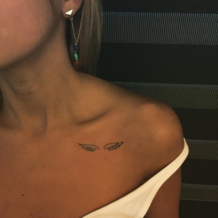 liten tatuering vingar kvinna nyckelben