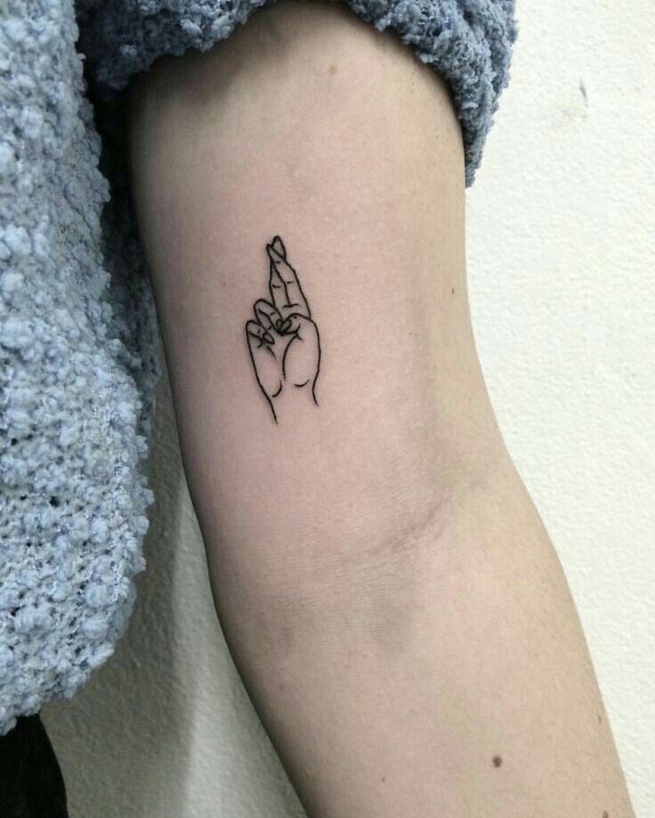 Tatueringsmotiv arm hand med två tummar
