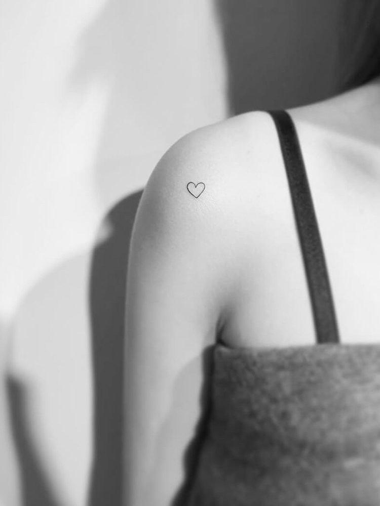 Mini tatuering hjärta kvinna axel minimalistiska linjer