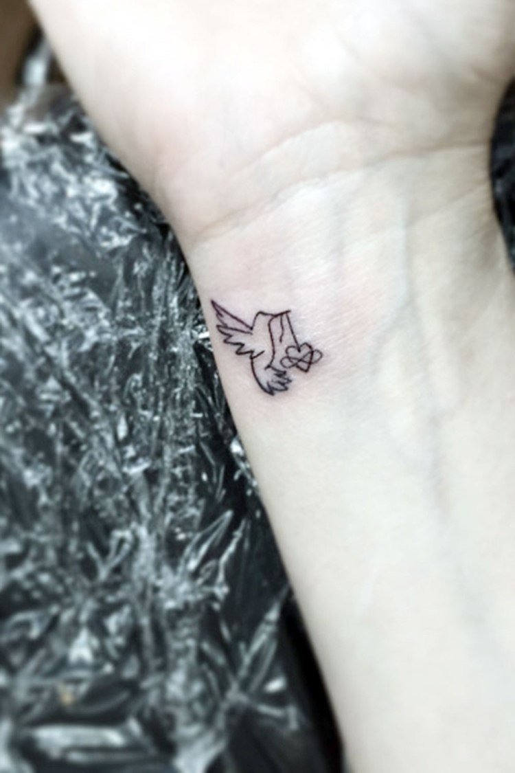 Mini tatuering handleden kolibri hjärta oändlighet symbol