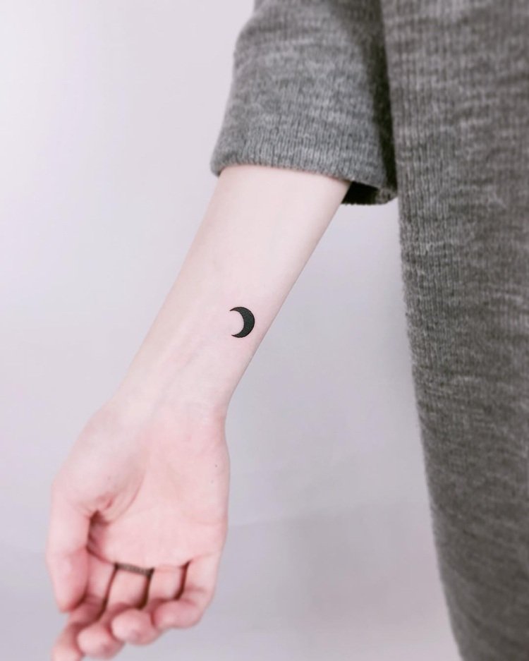Mini tatuering halvmåne handled liten