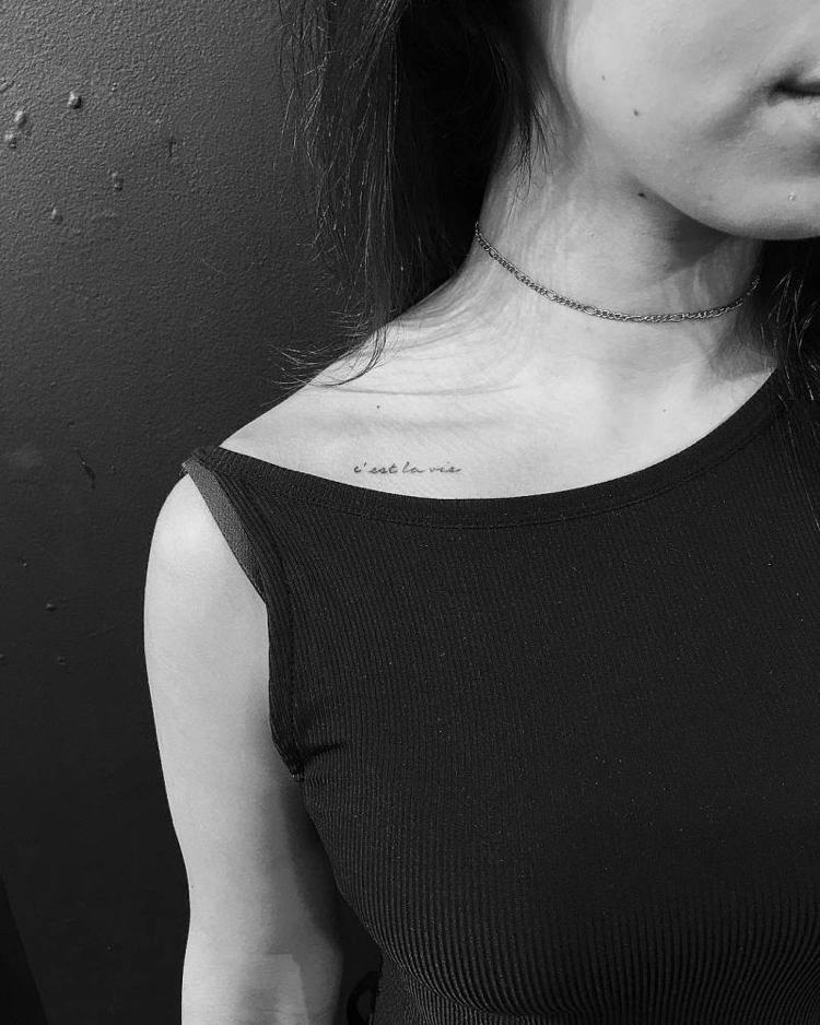 Mini tatuering kvinna nyckelben säger cest la vie