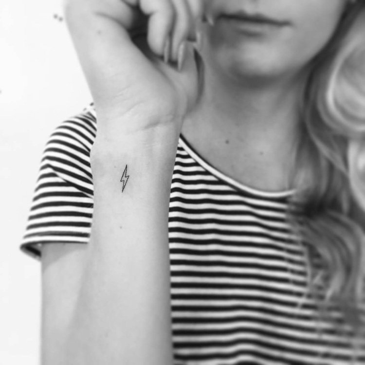 Mini tatuering blixt handleds konturer