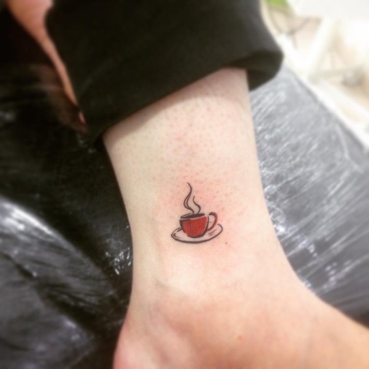 liten tatuering kopp kaffe fot fotled röd
