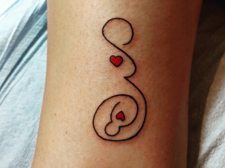liten tatuering mamma barn graviditet minimalistisk