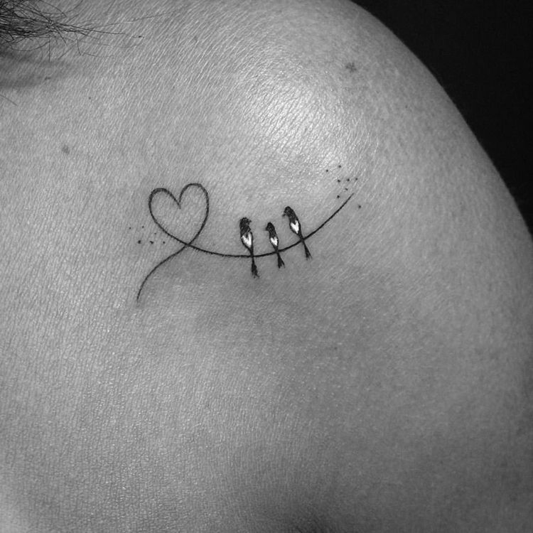 liten tatuering hjärta tre fåglar minimalistisk