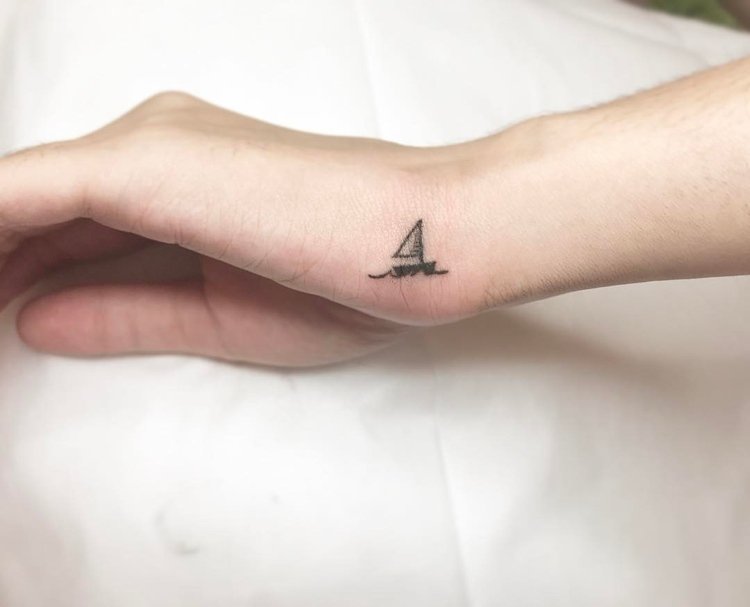 litet tatueringsmotiv segelbåt havsvind