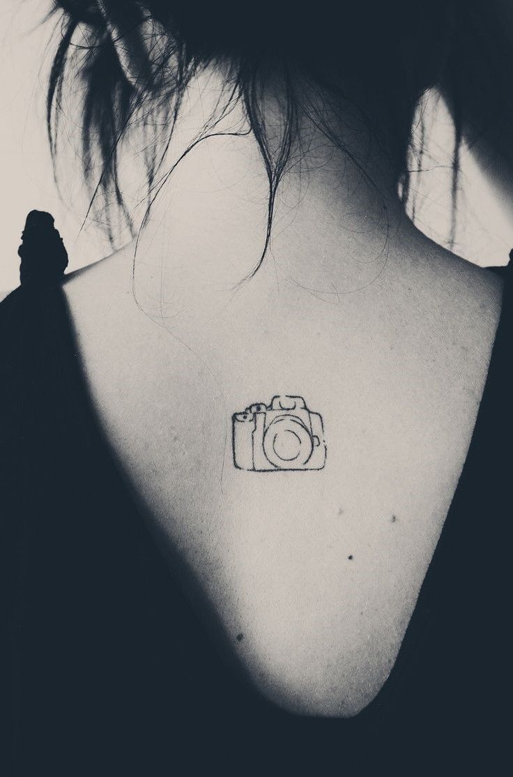 liten tatuering fotokamera tillbaka kvinna