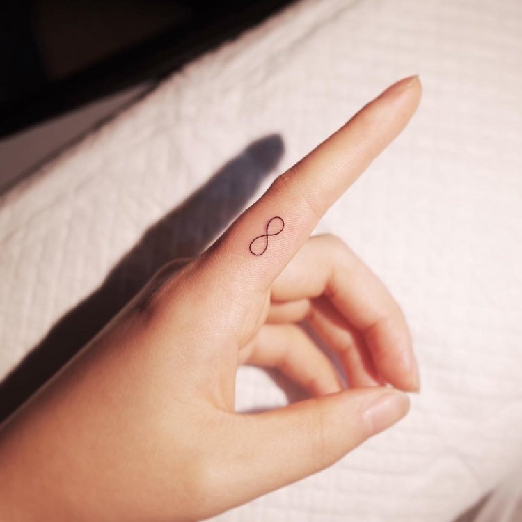 Mini tatuering finger oändlighet symbol pekfingret