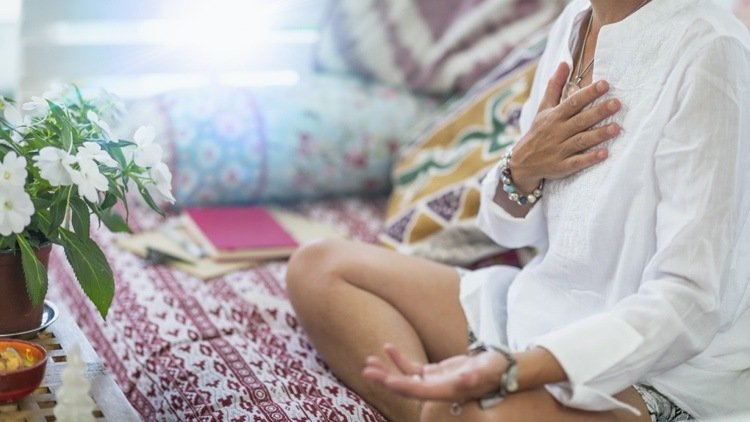 Läka och stärka hjärtchakrat genom eteriska oljor och meditation