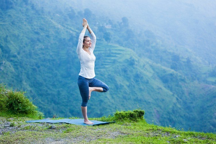 Yogaställning för kronchakrat av trädet Vrikshasana