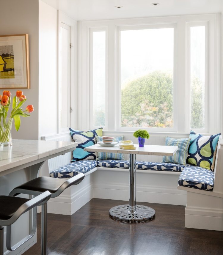 Vardagsrum-kök-vit-fönsterbräda-matplats-kudde-blå