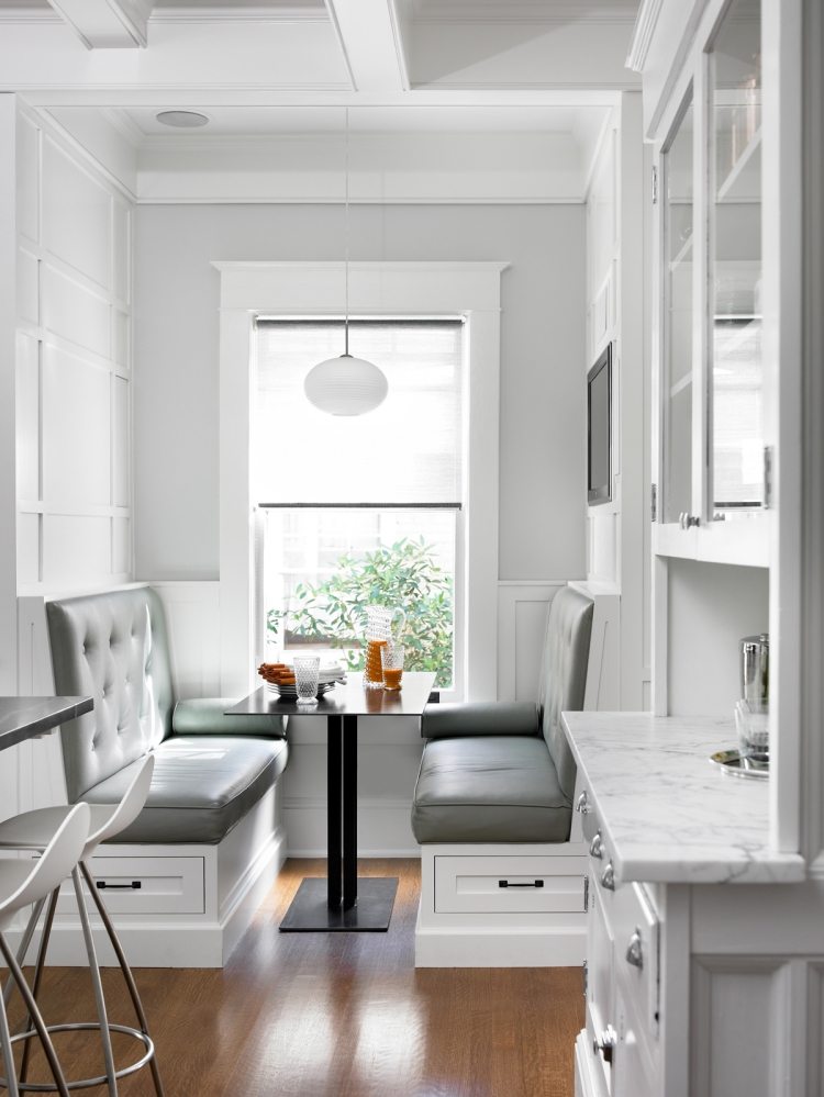 Sittgrupp-kök-vit-sittdyna-grå-matplats-fönster-ljus