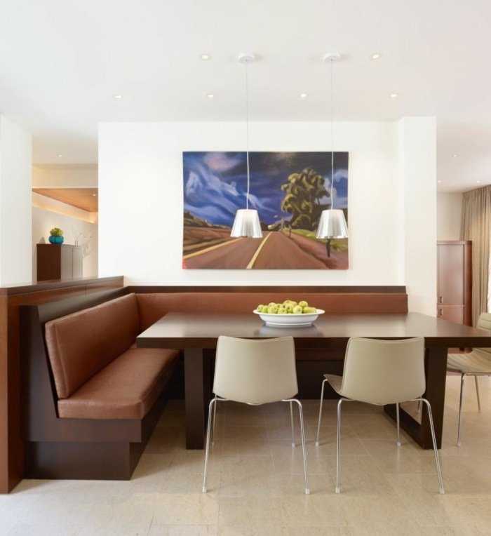modernt vardagsrum kök stort matbord brun design stolar