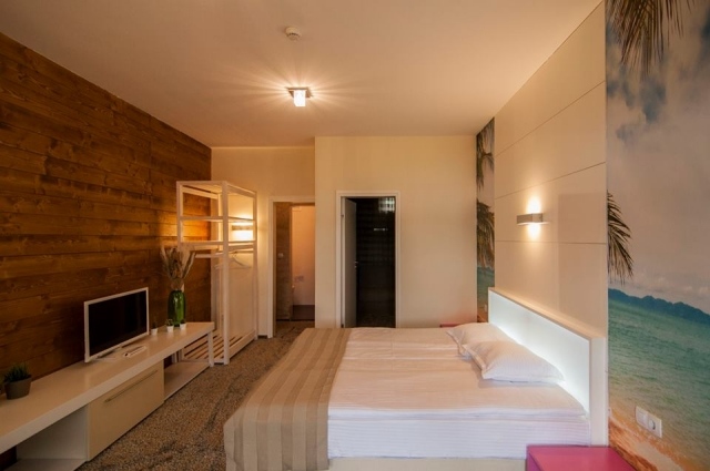 HOTEL SÄSONER sovrum trä väggbeklädnad vit glans möbler