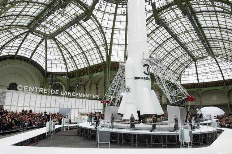Chanel Fashion Show Space Rocket höst-vinter 2017: 18