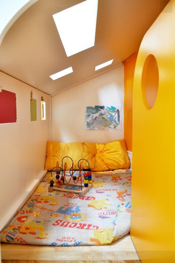 Lekrum för barn Golvkuddar, sittgrupp, gul väggfärgschema