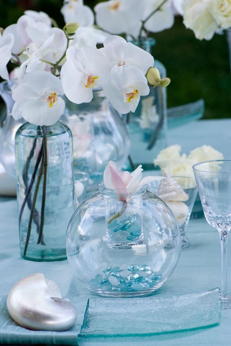 strandbord-dekoration-glas-vas-blå-glas-småsten-vita-orkidéer