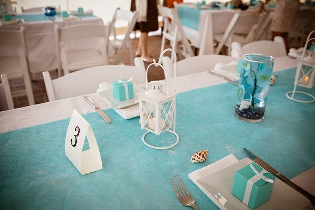 turkosa färger bord nummer glas strand stil