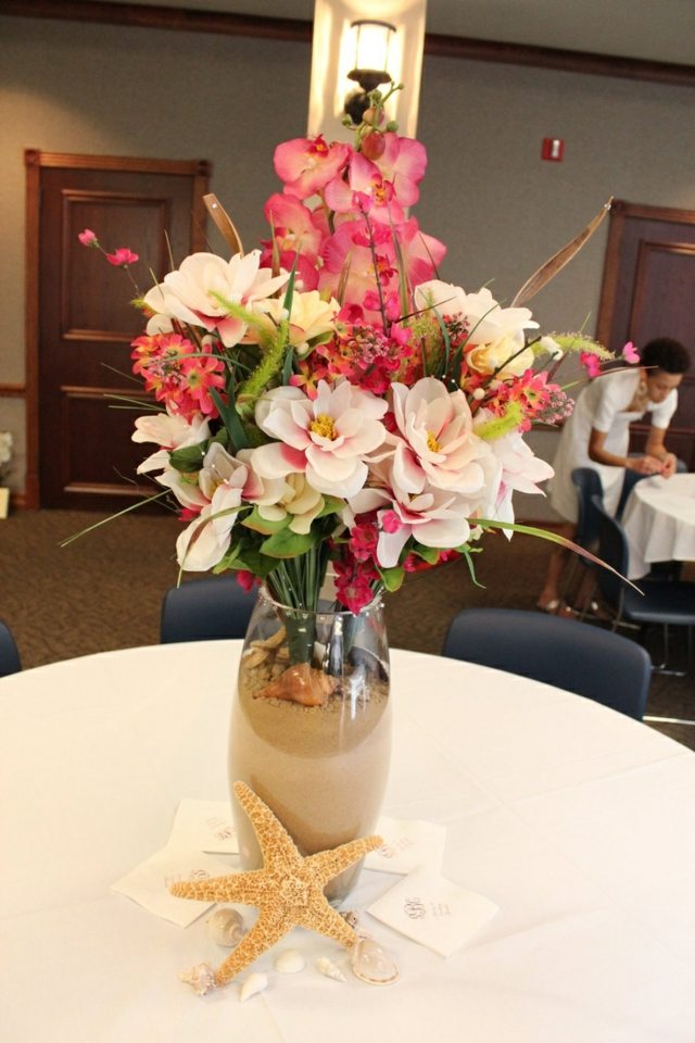 blommor vas strandbord dekorationer sand sjöstjärna bröllop