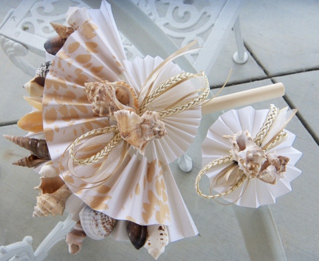 bukett med skal neutrala färger stranddekoration idé