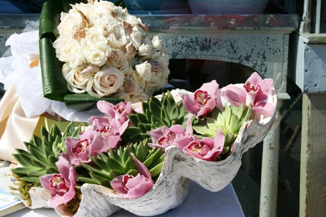 skaldekoration blommor succulenter rosa mittpunkt