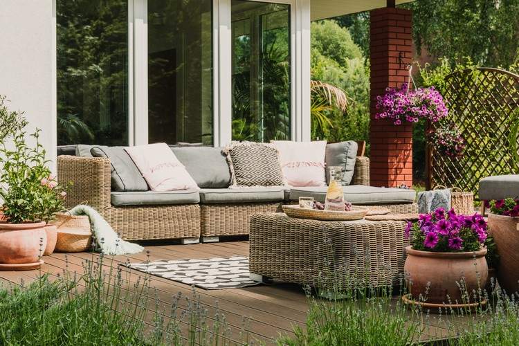 Trevliga möbler för terrassens trädgårdsset