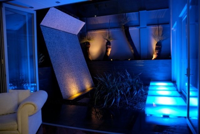 Takterrass designidéer nattbelysning neonljus vattenbassäng