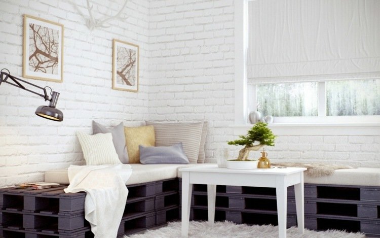 tegelvägg-vit-pall-möbler-soffa-soffbord-fönsterblind