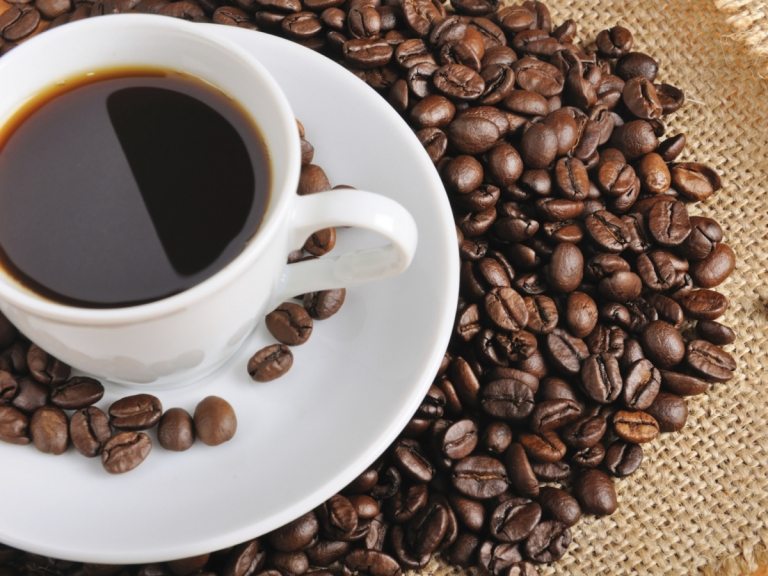 svart kaffe på morgonen som ett väckarklocka men utan socker