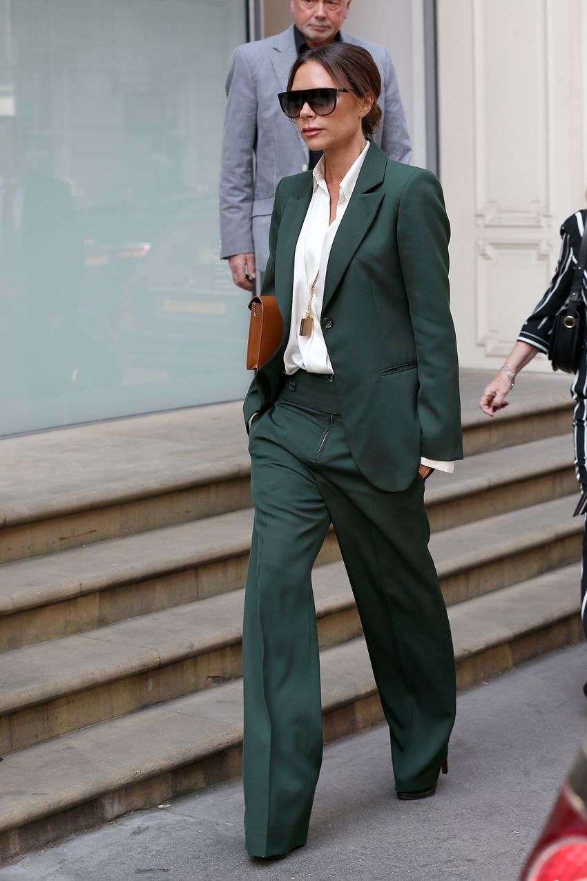 Victoria Beckham Outfit Business casual kostym med vida ben och vit skjorta