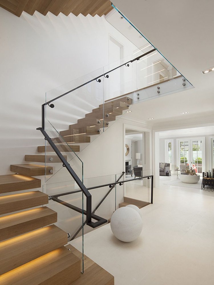 kvartsvarv trappa moderna öppna trätrappor glasräcke metall räcke