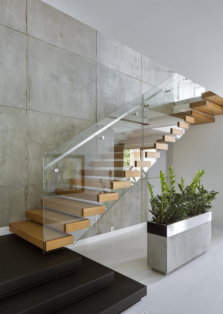 kvartsvarvstrappa med mellanliggande trappsteg i helt glas trästeg öppen metallräcke
