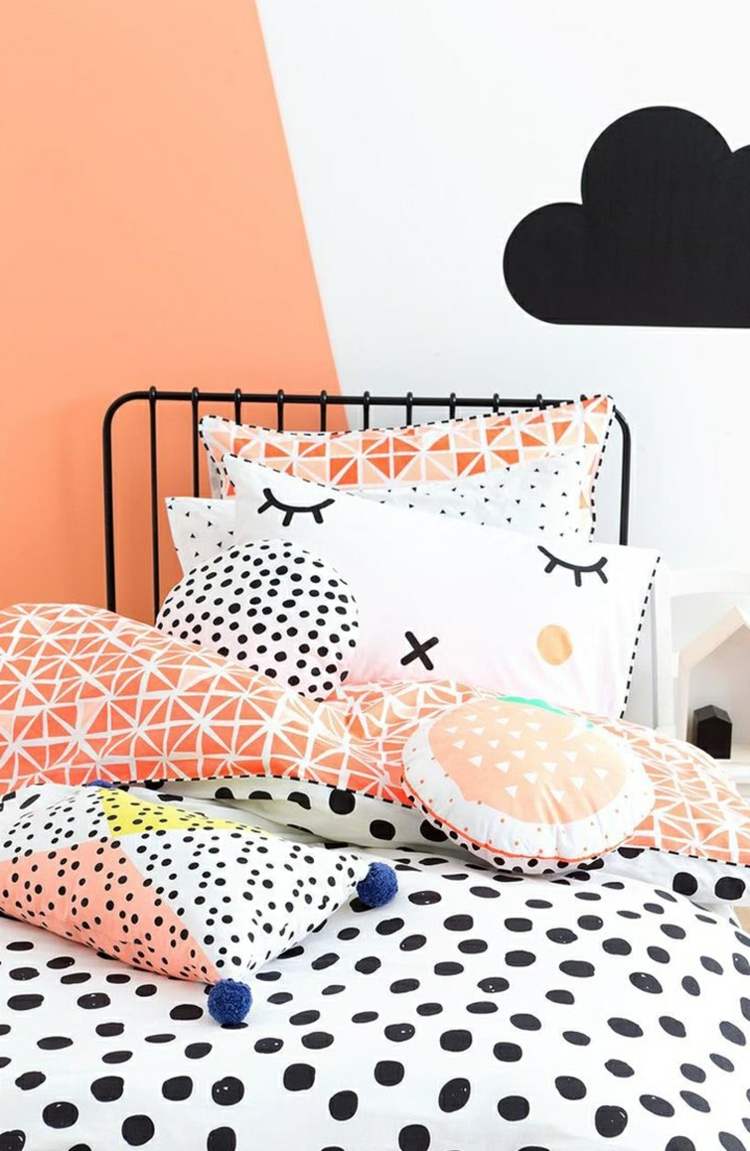 aprikosvägg färg diagonal vit ungdomsrum idé kudde metall säng