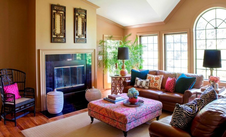 aprikos väggfärg färgglada möbler vardagsrum öppen spis franska fönster