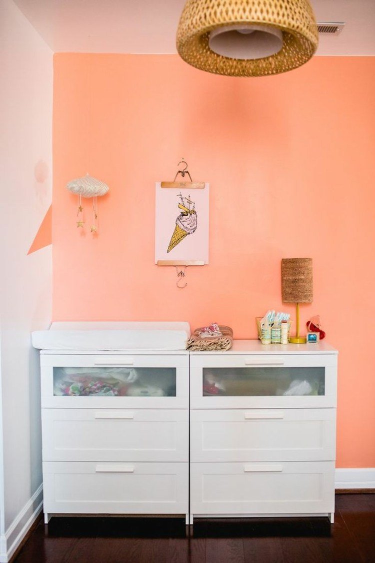 väggfärg aprikosvita möbler babyrum skötbord