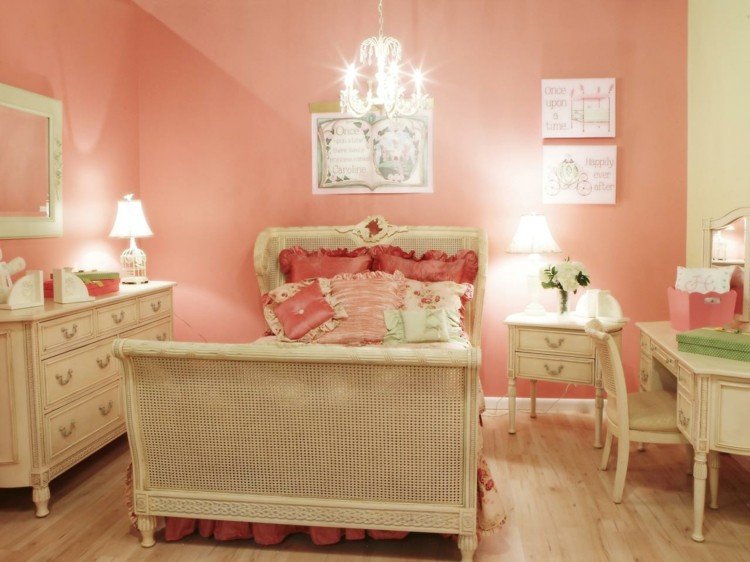 väggfärg aprikos sovrum romantisk vintage rosa vit